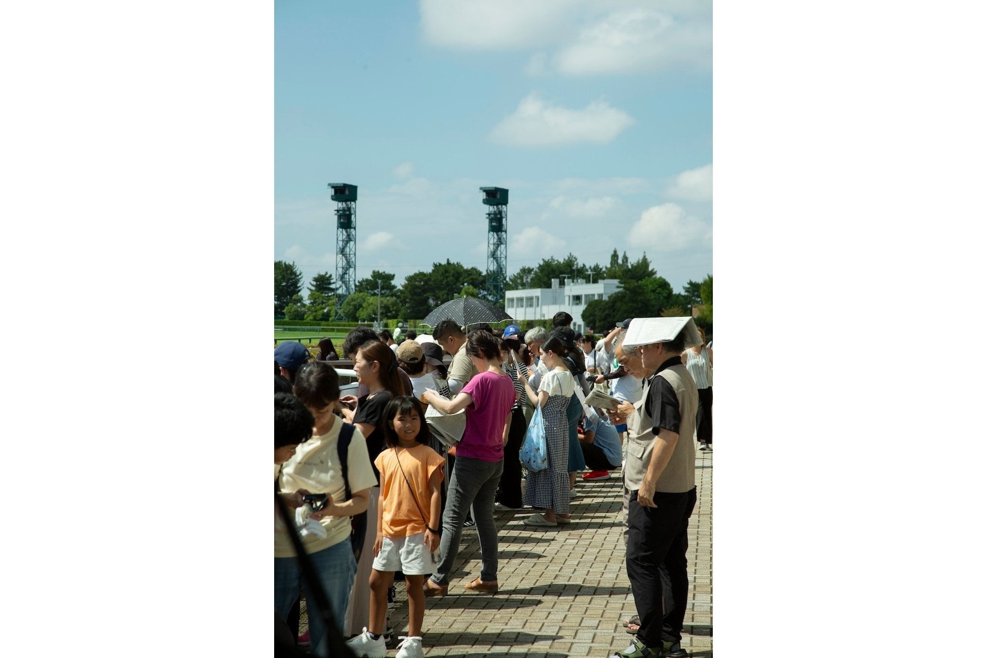 週末には1万人ほどが訪れる中京競馬場。子ども連れや若いカップルなど、さまざまな人たちで賑わっている。