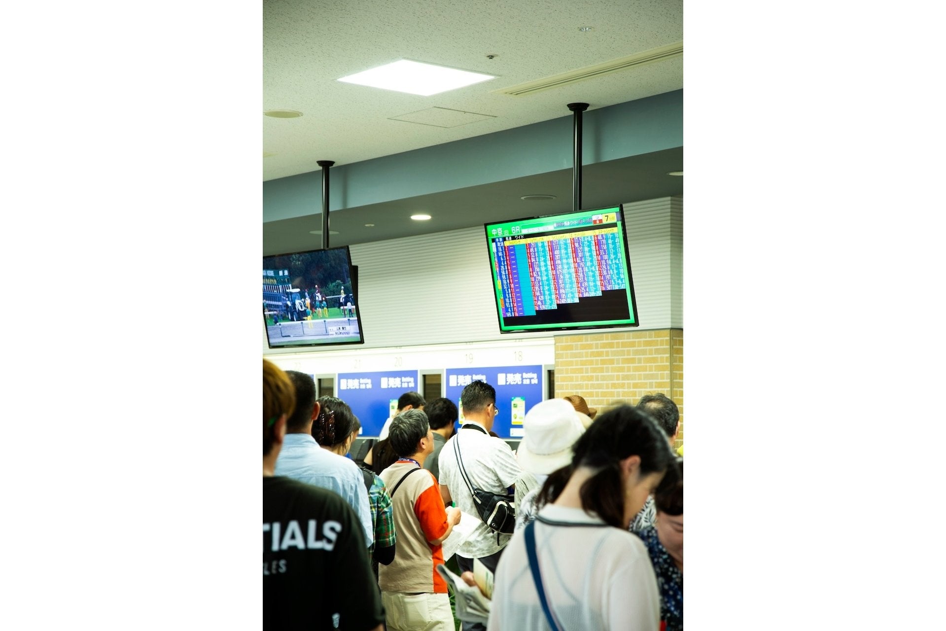 週末や大型連休中ともなると、観客たちの熱気でムンムンの券売機前。真剣な表情で馬券を購入して、いざ勝負！