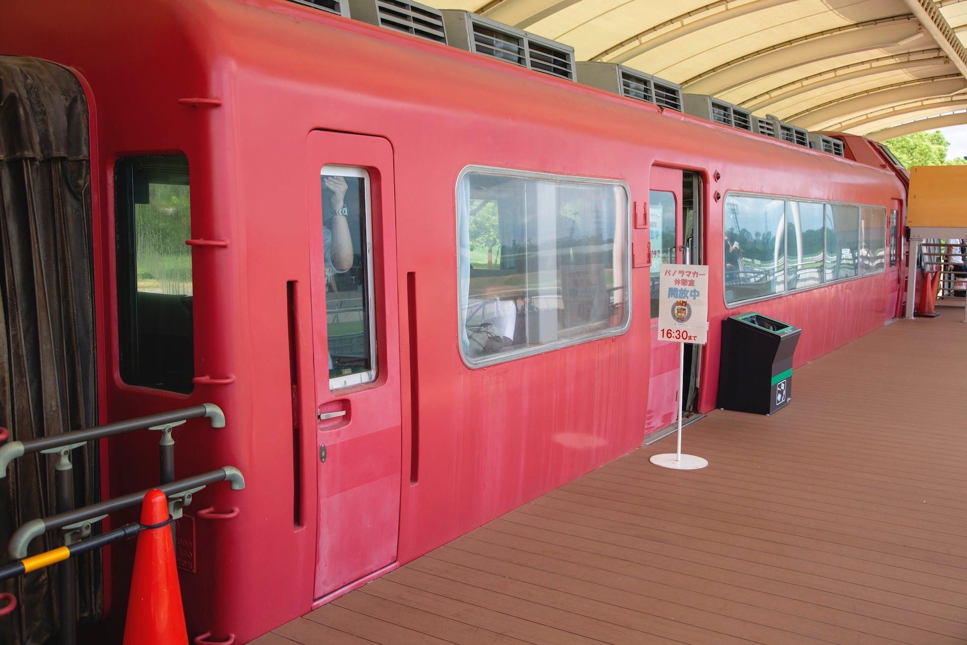 観客席脇に設置された名鉄車両。競⾺ビギナー向けのセミナーが行われていたり、休憩スポットとしても大人気。