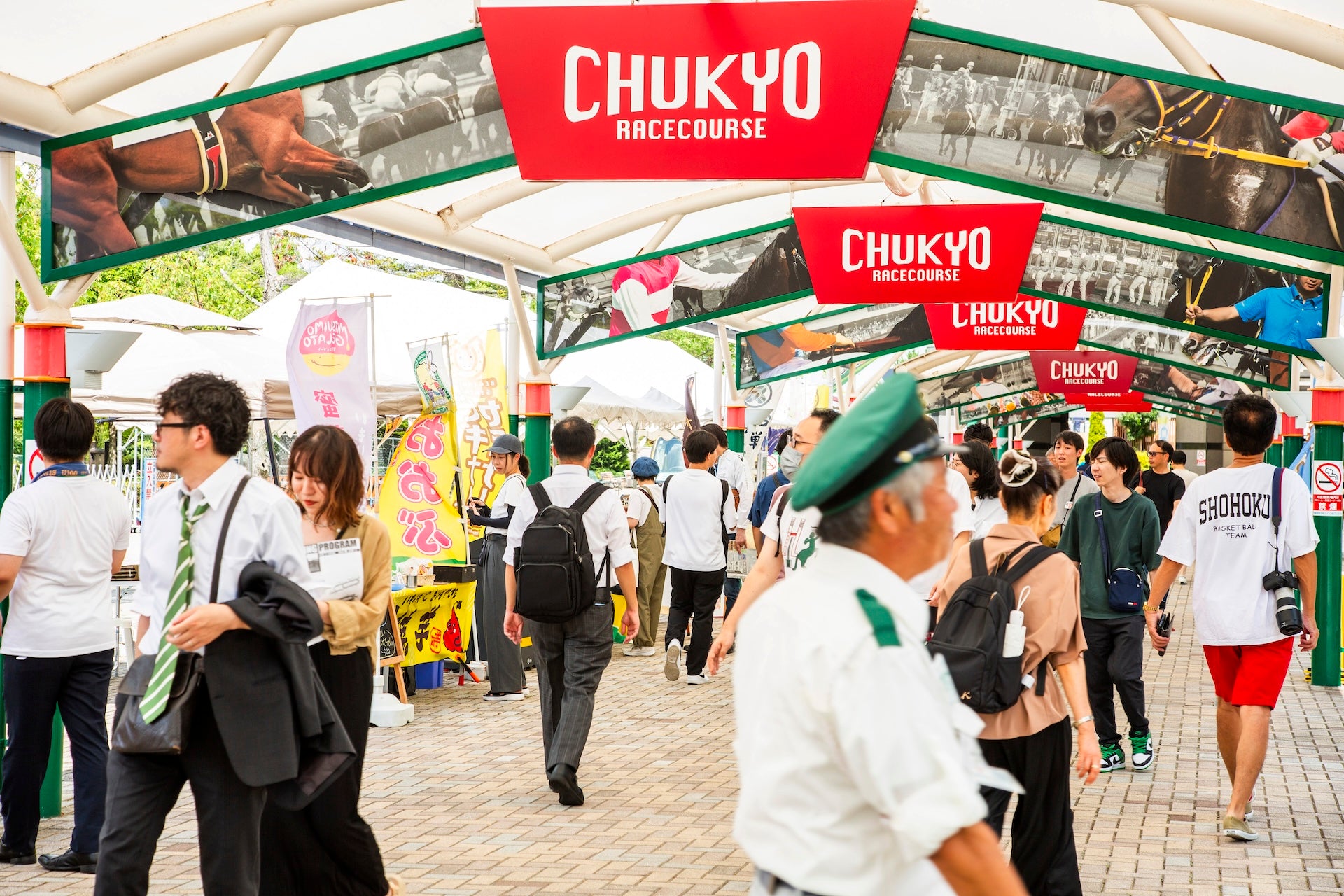 入場ゲートから観客席に向かう道中には地元の人気グルメや名産品の屋台が並ぶ。レース前の腹ごしらえもおまかせ。