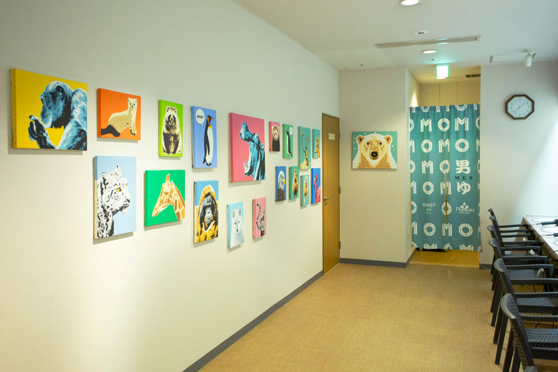 In the two powder rooms, canvases painted by a cafe owner in Asahikawa are on display. The paintings feature animals from Asahiyama Zoo, a famous place in Asahikawa. Local art stands out in the powder rooms.