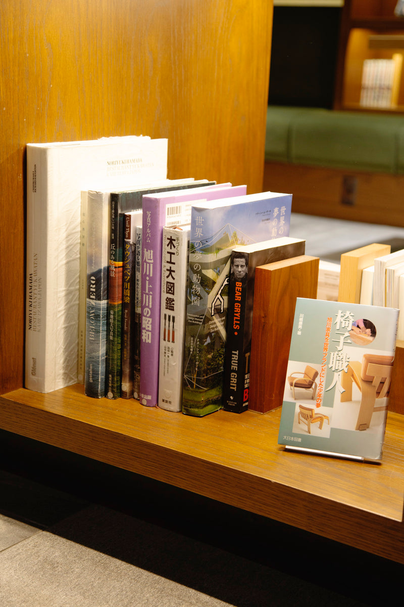 There are books about Asahikawa Furniture, which handles the various fixtures at OMO7 Asahikawa, books about skiing and the Ainu, and even the manga Golden Kamuy. You'll find yourself losing track of time as you leaf through the pages of the selection of books related to Hokkaido.