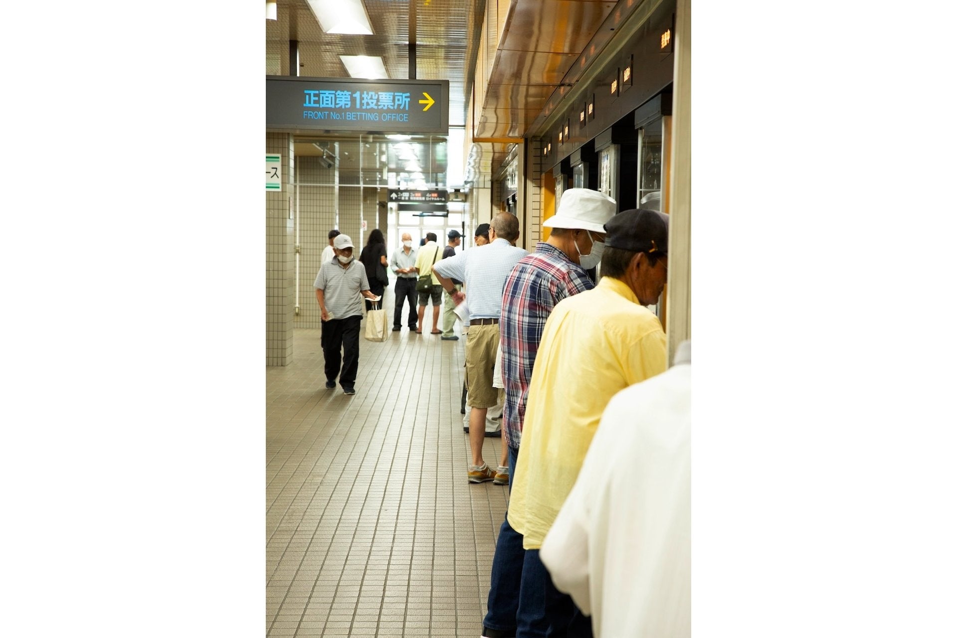 それぞれの想いを胸に投票所へ。賭けることに没頭する勝負師たちが集うこの場には、独特な空気が張り詰める。