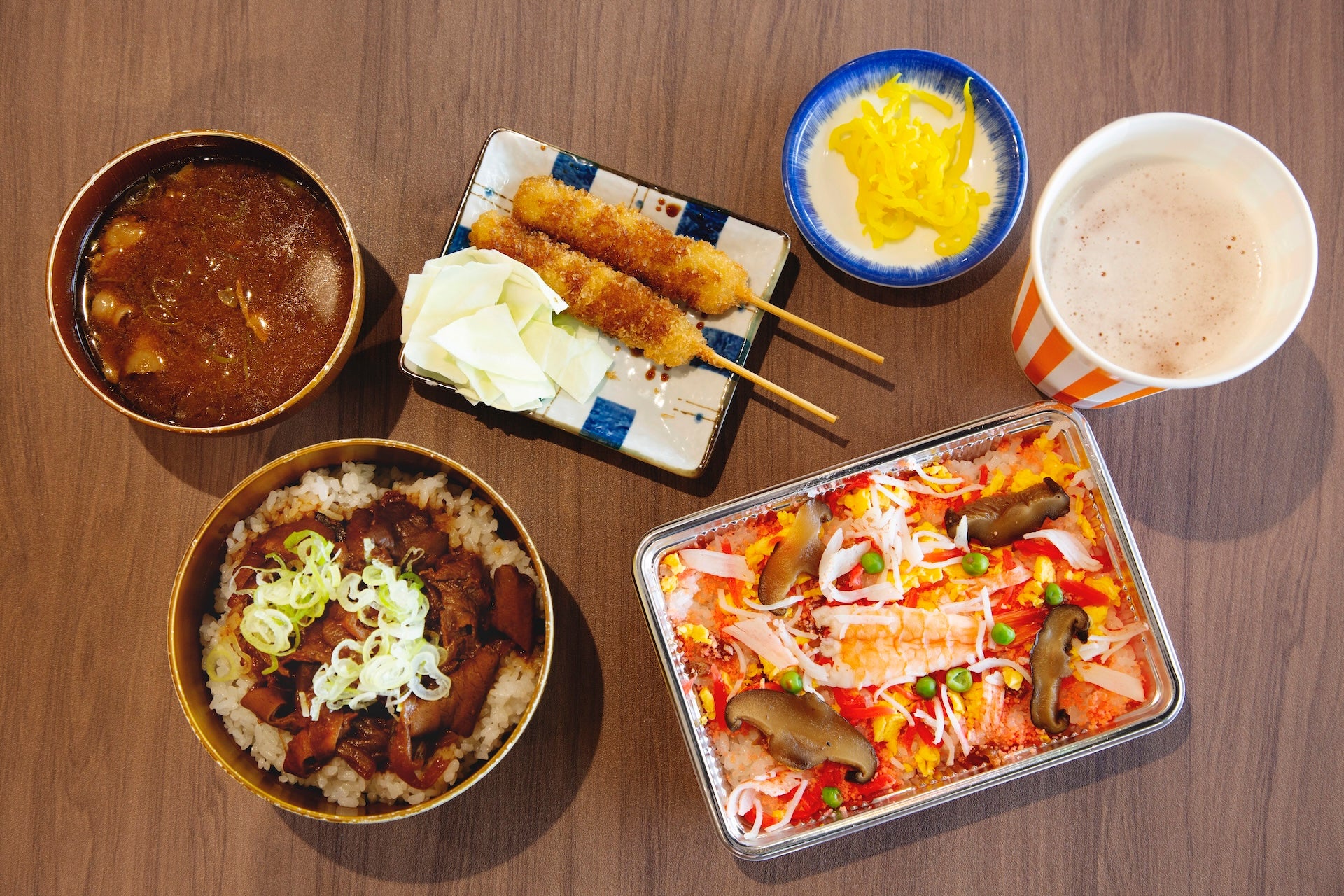 名古屋競輪場名物のどて丼に味噌カツ、ちらし寿司はぜひ味わってほしい。ギャンブル飯で気分を盛り上げよう。