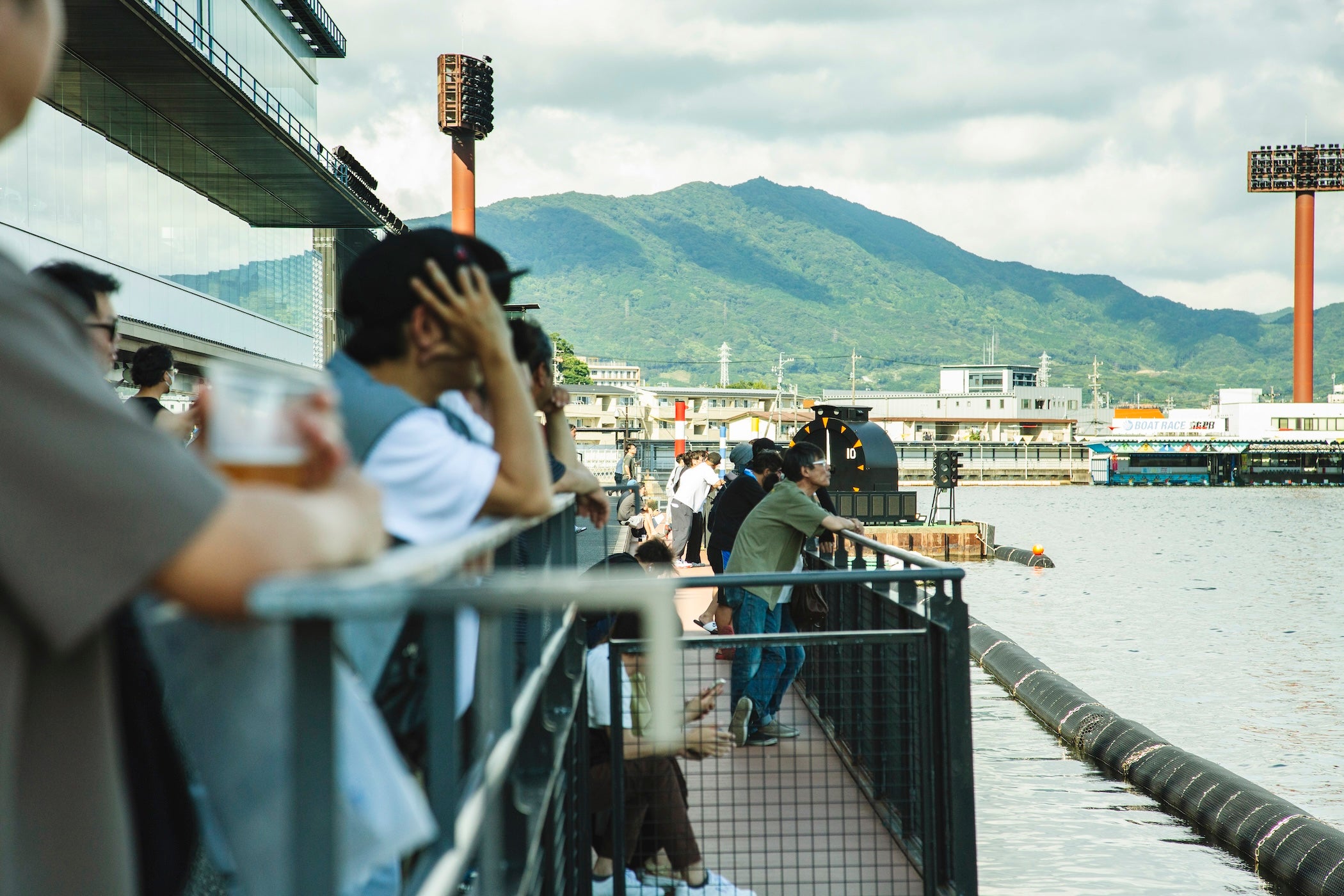 間近で臨場感を感じられるスタンド席は開放感抜群。皆、真剣な表情でレースの行方を見守る。