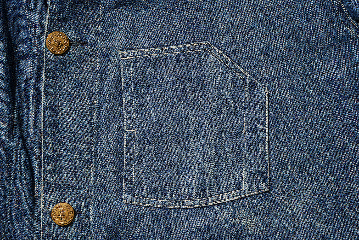 The stitching is uneven and the pocket watch pocket is somewhat simply made, but this in itself contributes to the tasteful look that is unique to vintage items.