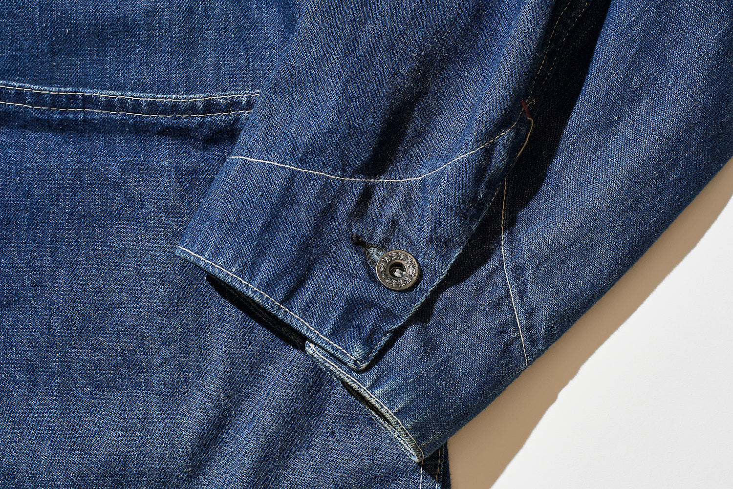 Cufflinks are attached slightly away from the cuffs. The buttons are black lacquered laurel buttons.