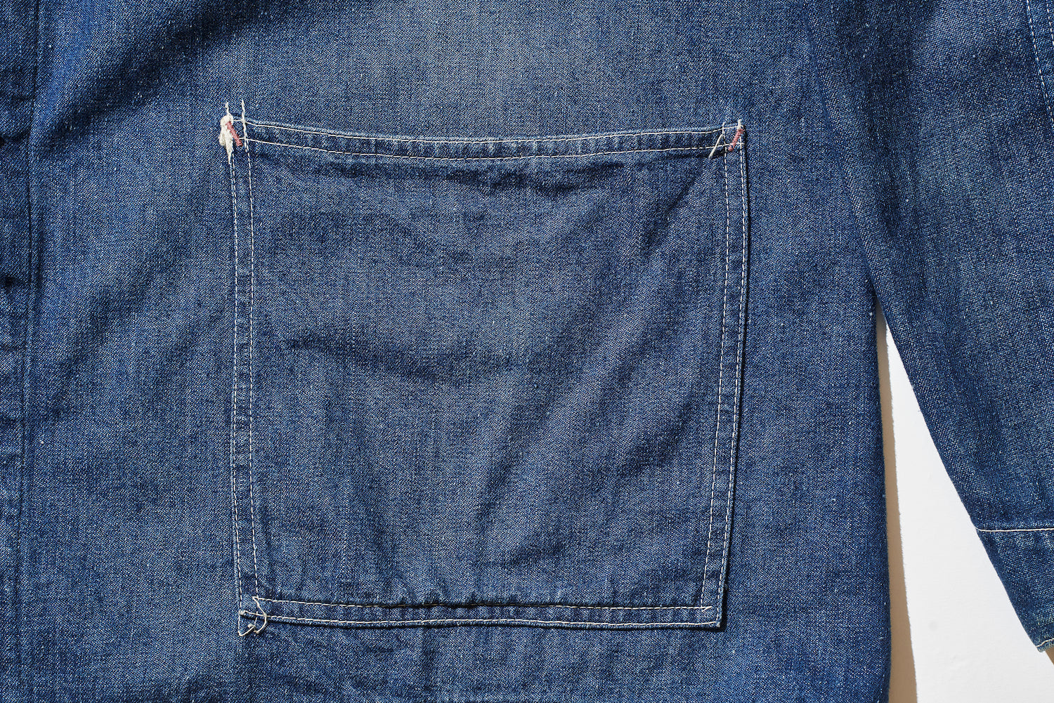 Due to material restrictions, the number of front pockets was reduced to two, and a square patch pocket was sewn onto the waist.