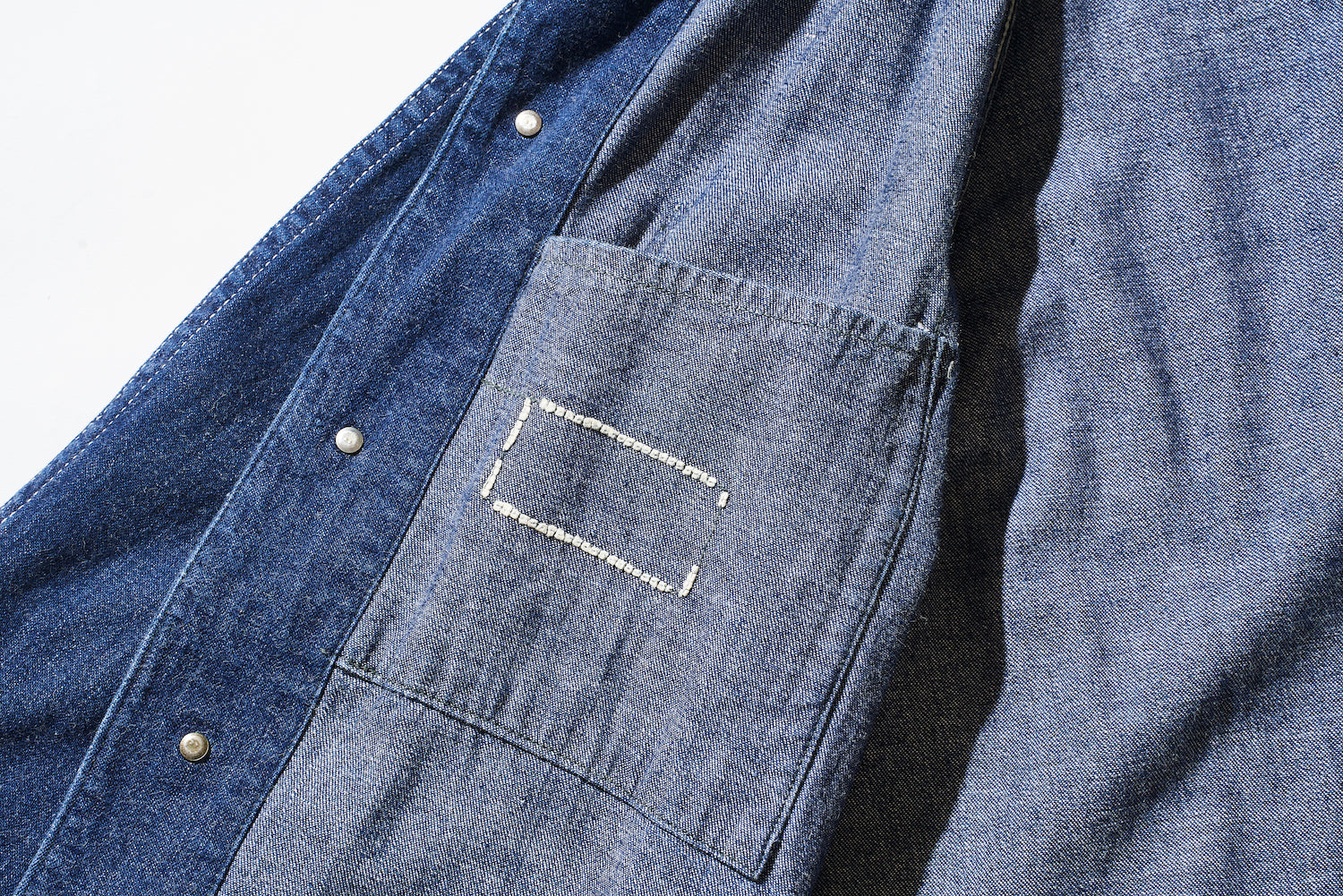 There is a large pocket on the inside of the right chest. Although it has peeled off over time, traces of stitching and paper patches can be seen.