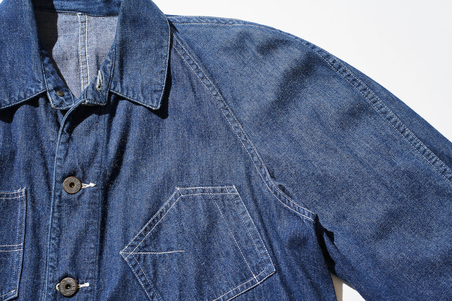 One of the features of this model is the raglan sleeves, which allow for a wider range of motion in the shoulders and make it easier to move.