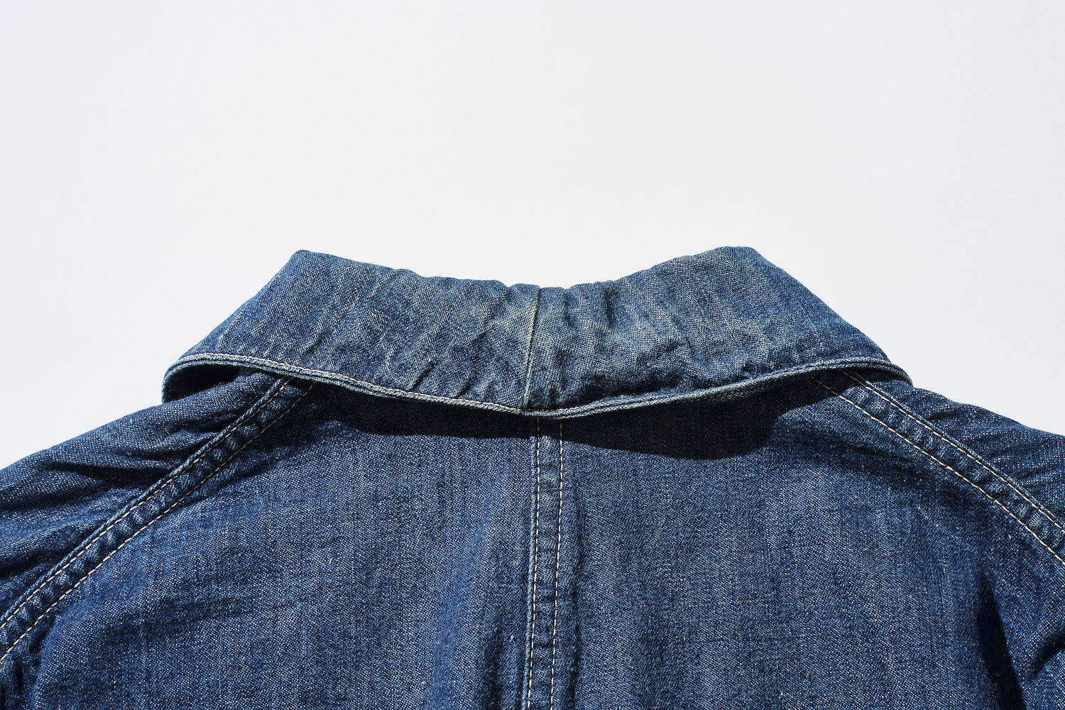 If you look closely at the center of the collar, you can see that it is made up of two pieces, a pattern that is sometimes seen on old coveralls that do not have a collar stand.