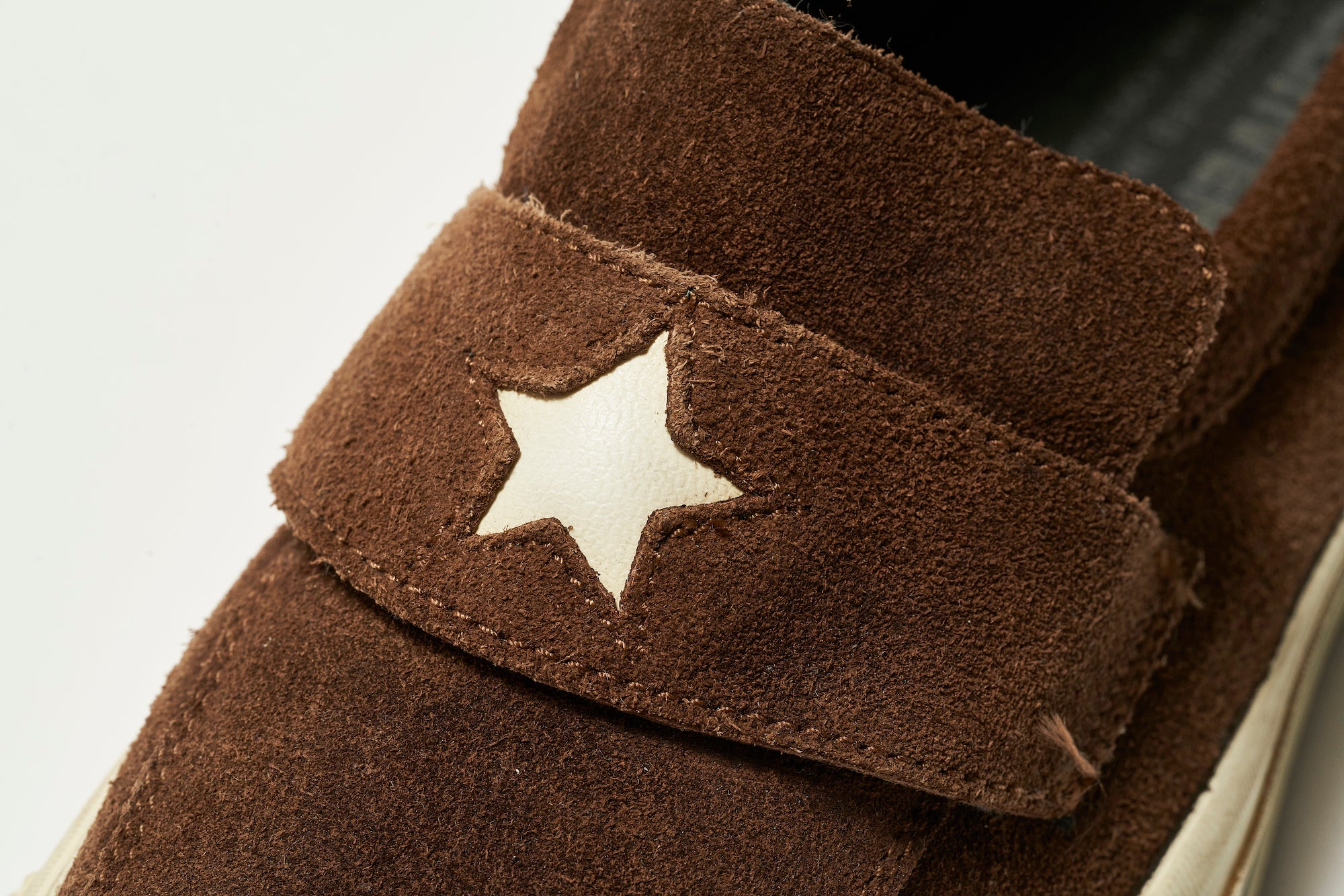 As the name One Star Loafer suggests, there are no shoelaces on the upper, and the shoe has a saddle with a star cut out. It's interesting because the single star gives it a One Star look.