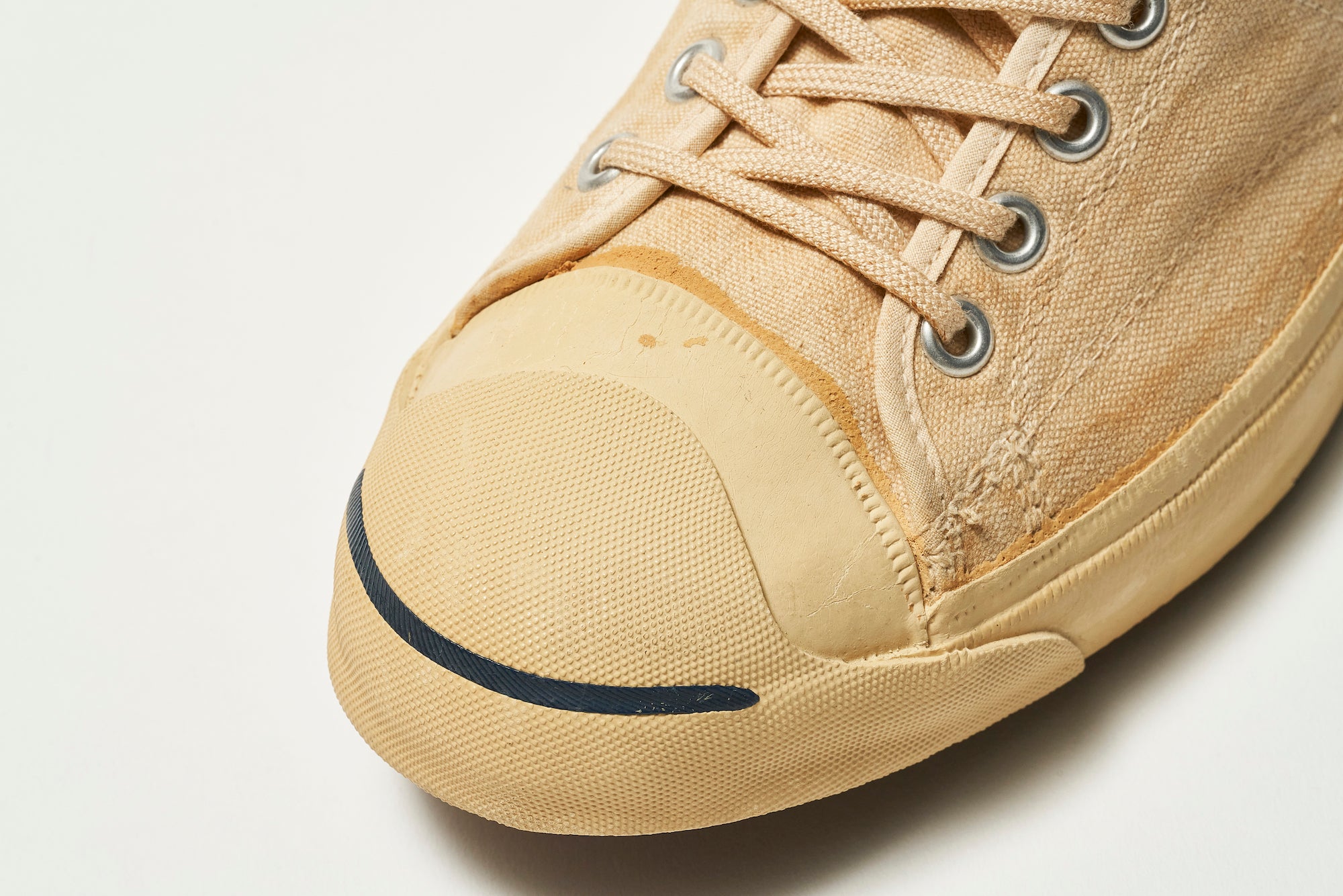 The toe design can be said to be the face of Jack Purcell. The navy line is called 