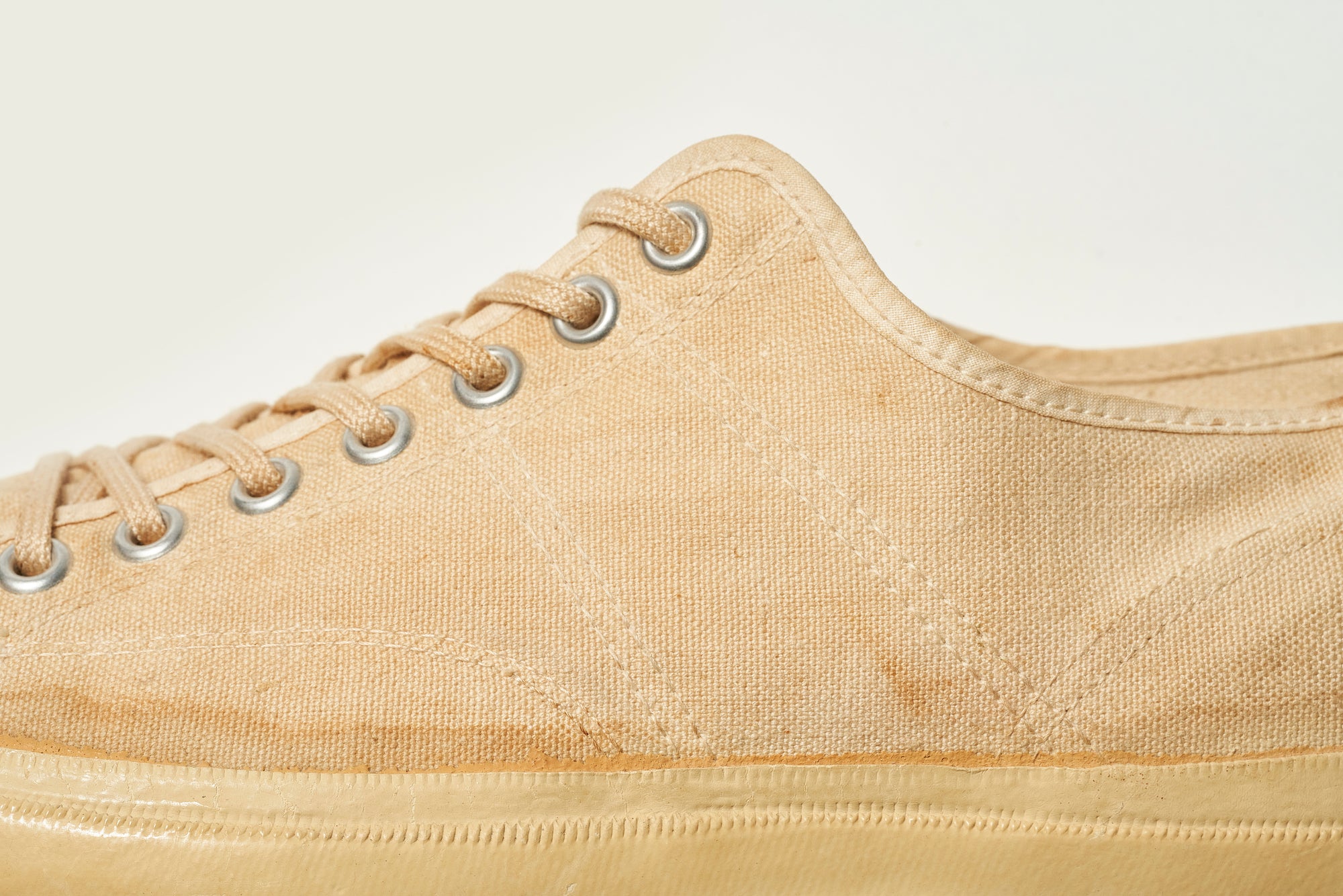 The side stitching lines were added to ensure the strength of the upper. There were two double stitches, but they were later eliminated.