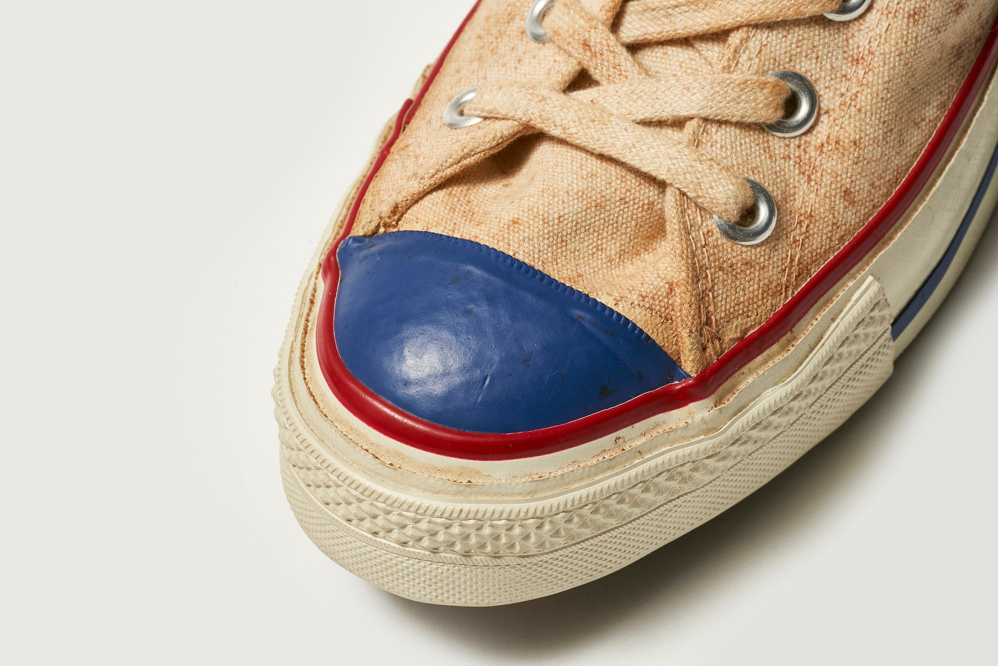 To differentiate it from the regular All Stars, it features a blue toe cap, an iconic design that is only used on weight trainers.