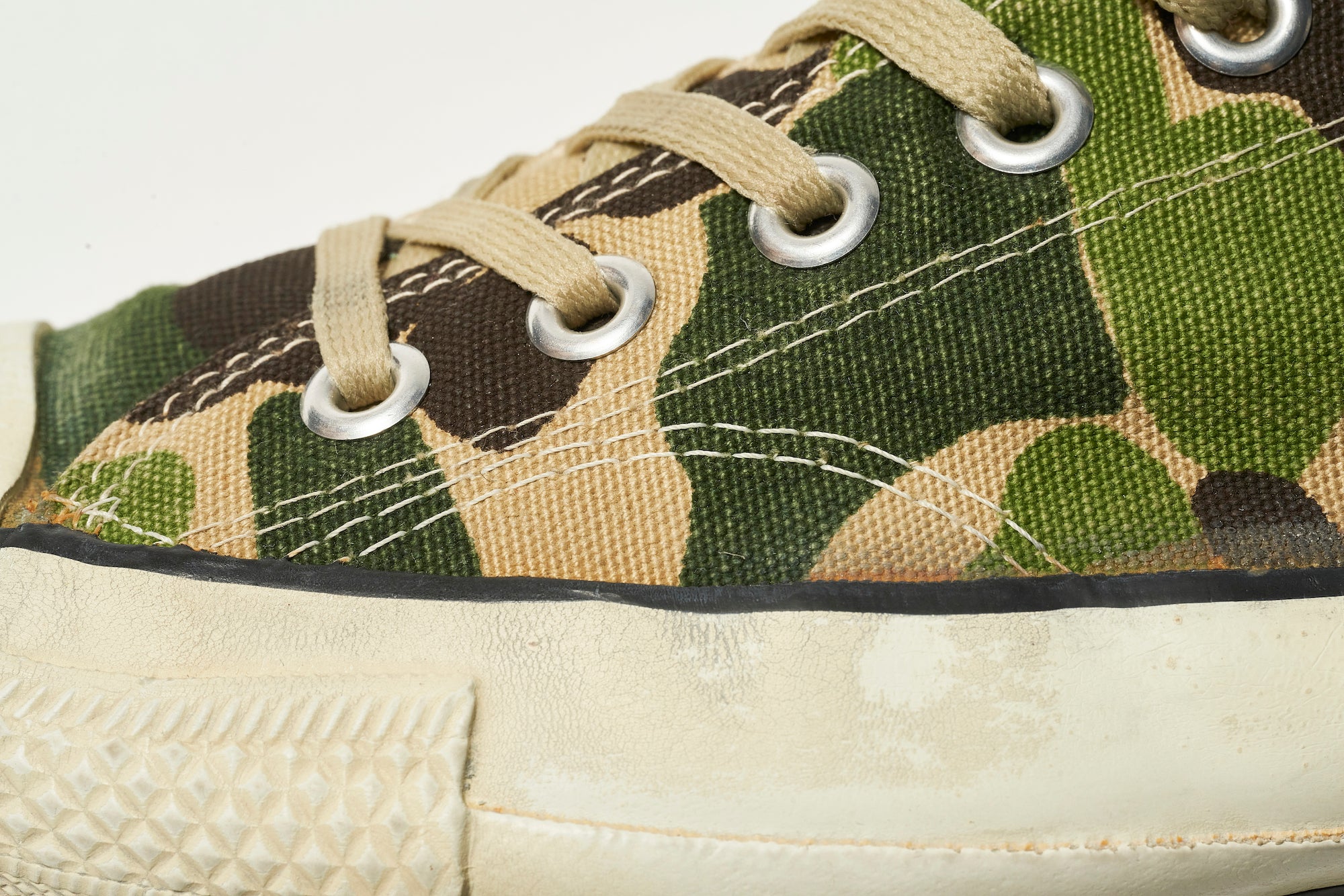 The side stitching with the patch was used until the 1980s. The 83 Camo was reissued in later years, but you can tell it is the original by looking at this stitching.