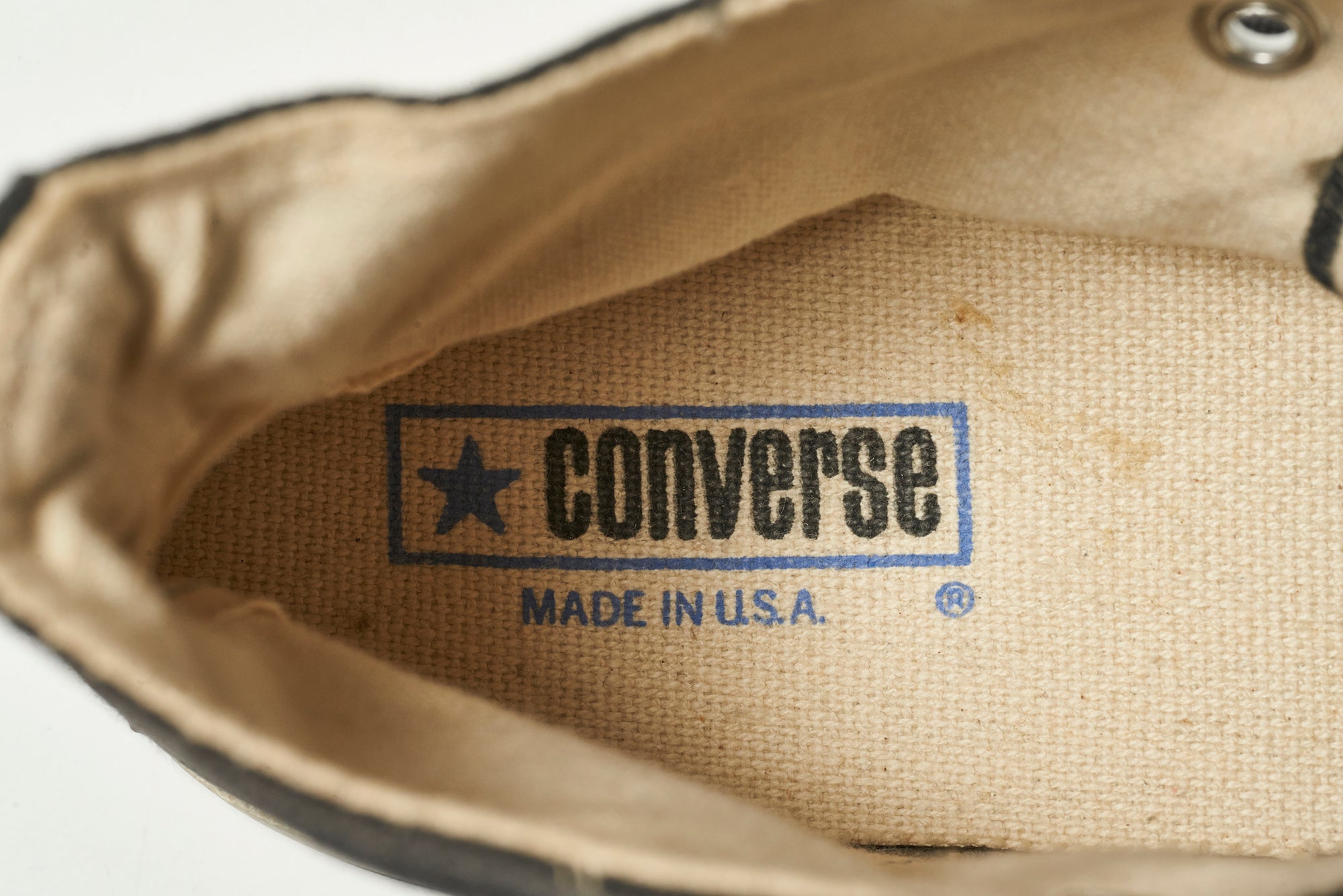 The Converse logo on the insole features the brand name in black letters on a blue frame. This color scheme was used for a short period of time even after the heel patch was changed to a white-based design in the late 70s.