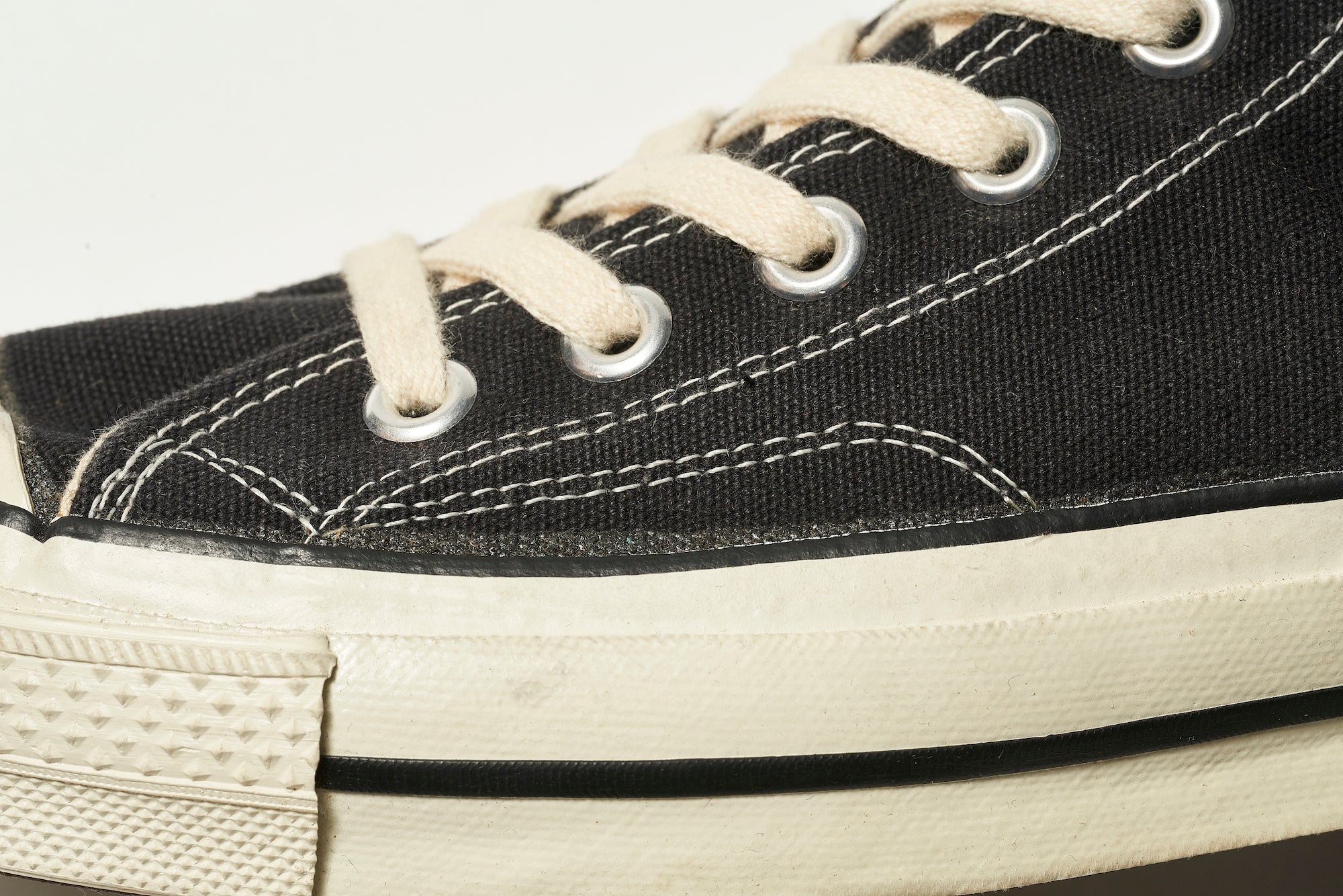 Stitching on the outside of the upper. Reinforcement fabric is applied to the inside. At the end of the 1980s, the fabric was removed and only the stitching remained, and at the beginning of the 1990s, the stitching was also discontinued.