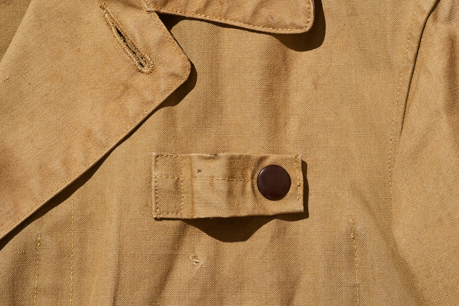 At the time, jackets that could be used for both hunting and fishing were common, as the desired functions were similar. The strap on the left chest was a rod holder.