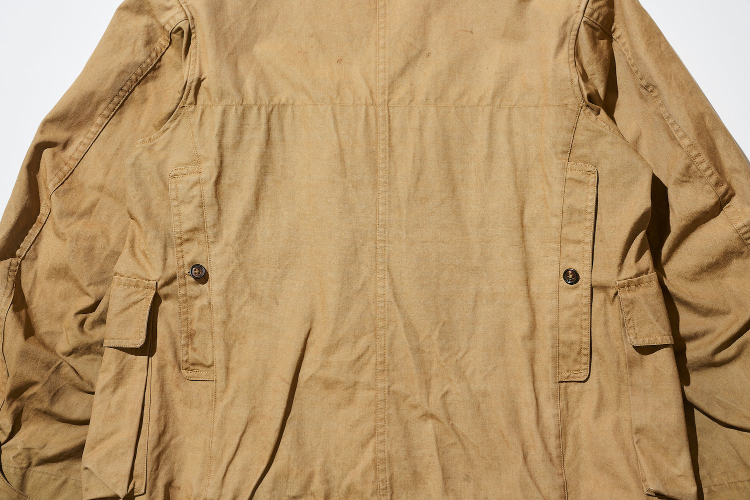 A unique design feature of hunting jackets is the extra-large pocket on the back for storing prey. There are buttoned pocket openings on both sides.