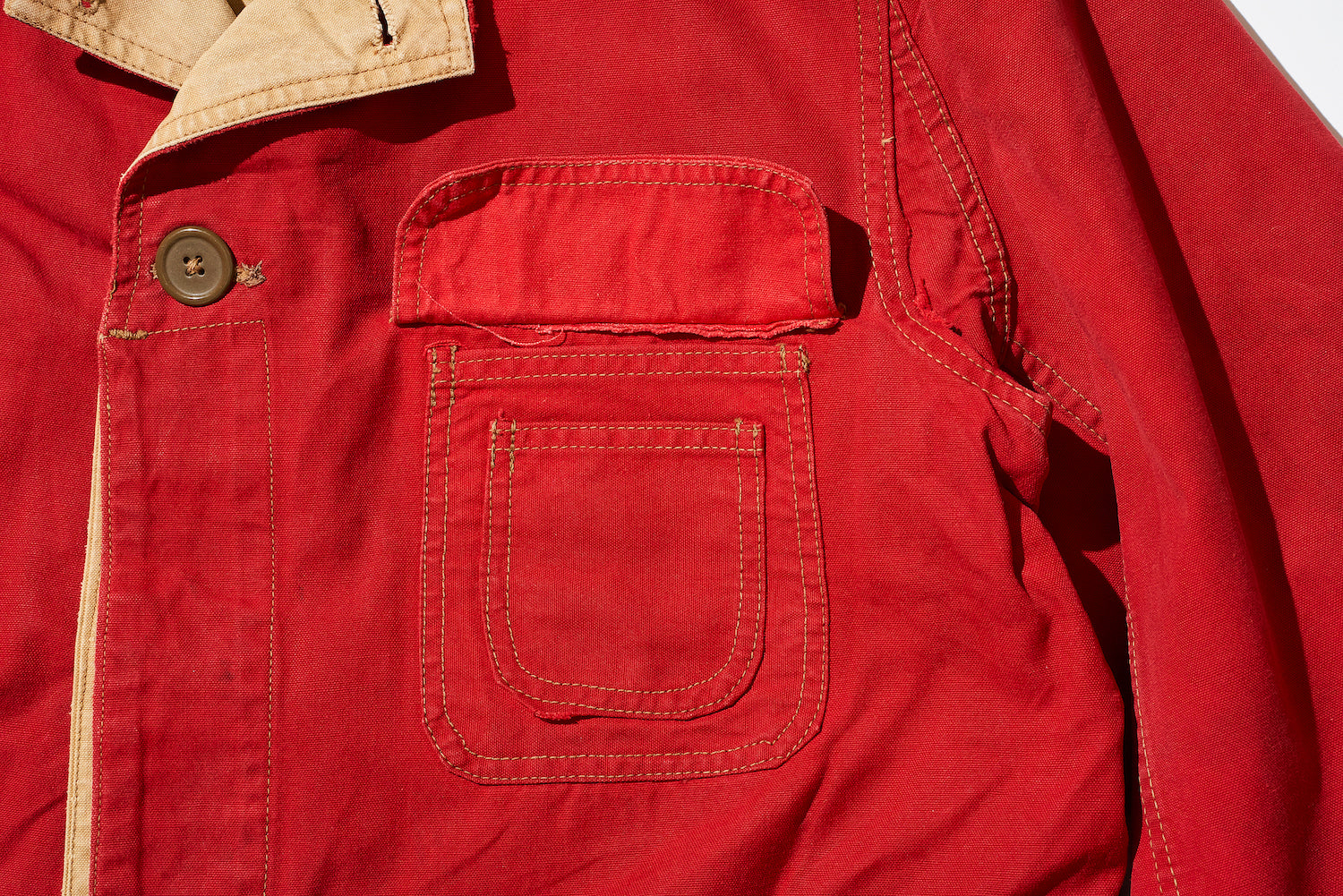 When you open the flap of the pocket on the left chest, you will see a deformed pocket made up of two pockets of different sizes stacked on top of each other.