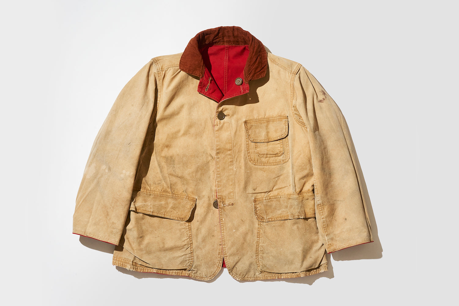 This luxurious piece can be worn reversibly, with the front being red and the back being a basic beige. It even has pockets and is well-made on both sides.