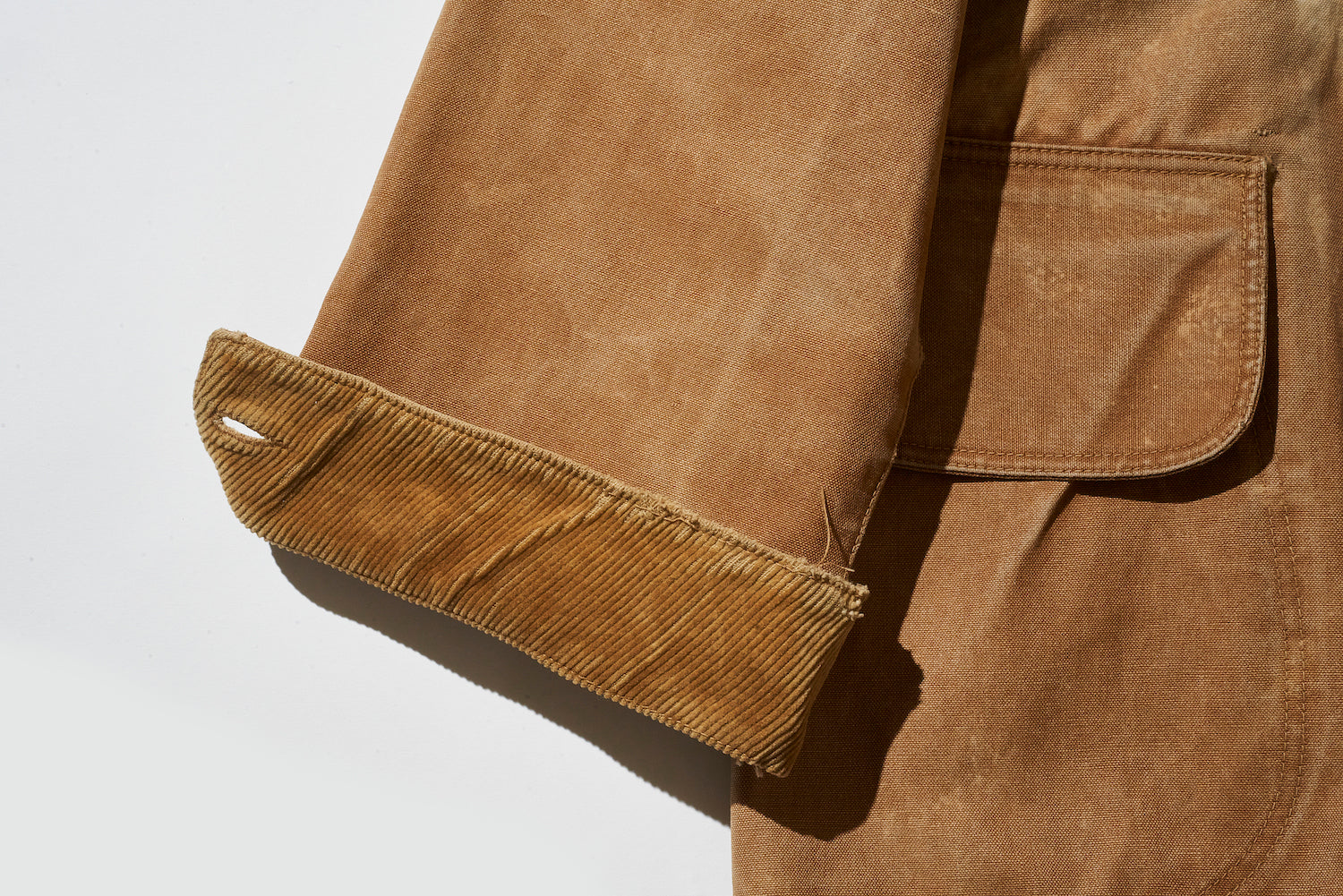 The corduroy on the inside of the cuffs is a functional detail that, like the collar, is designed with comfort and warmth in mind.