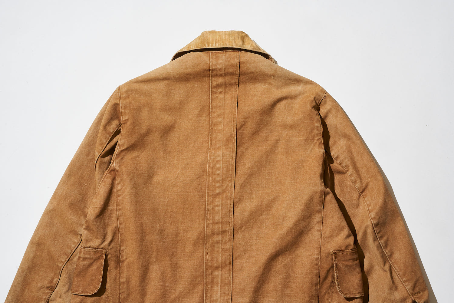 A belt-like pleat is located in the center of the back. The waist part is open, so it is likely for a belt to pass through.