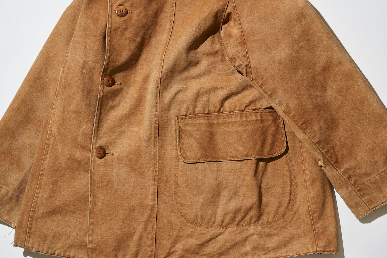 A large-capacity U-shaped waist pocket that stretches from the front to the armpits. The flap is designed to be longer so that items placed inside do not fall out.