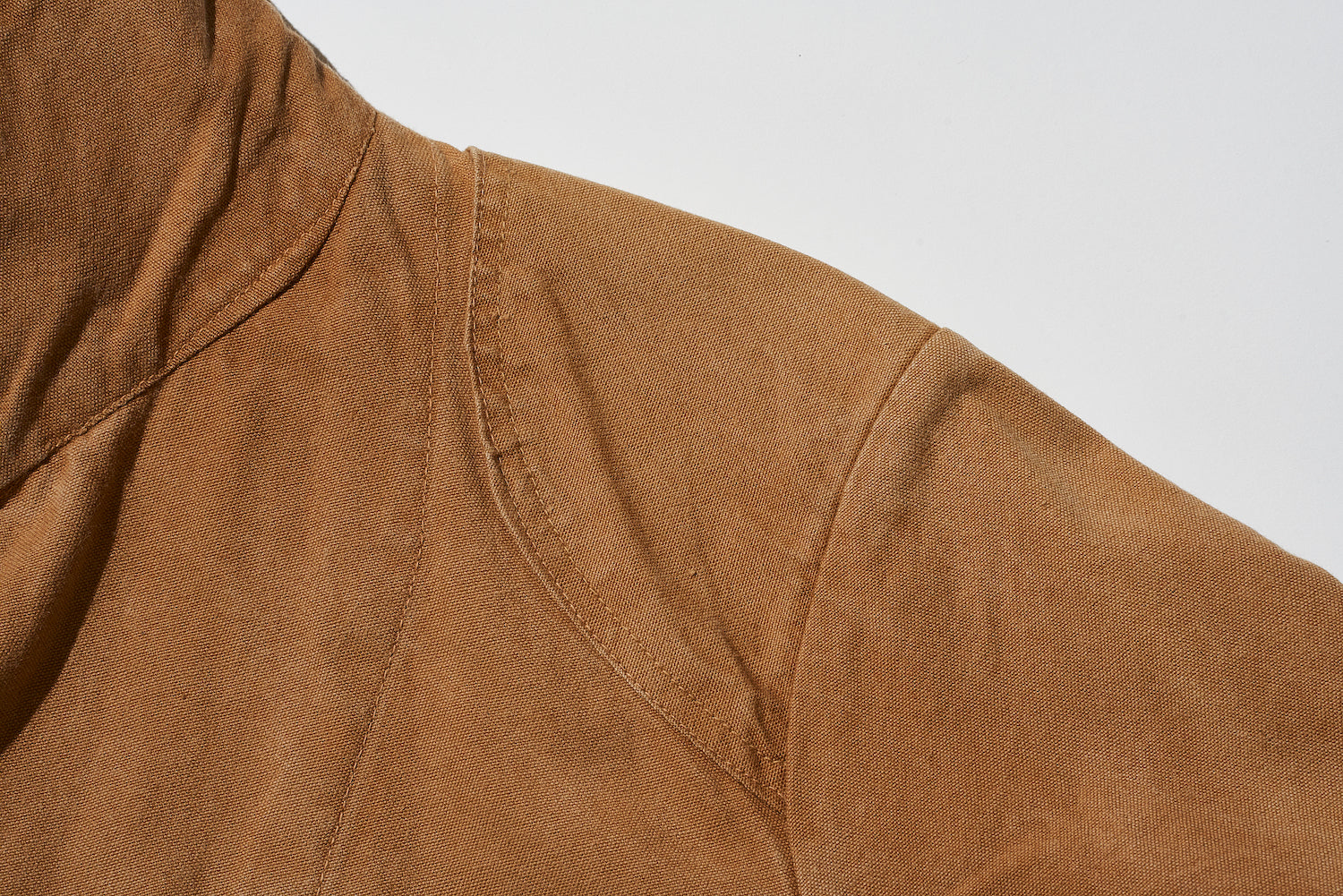 Both shoulders are fitted with reinforcement gun patches to prevent chafing when carrying heavy loads.