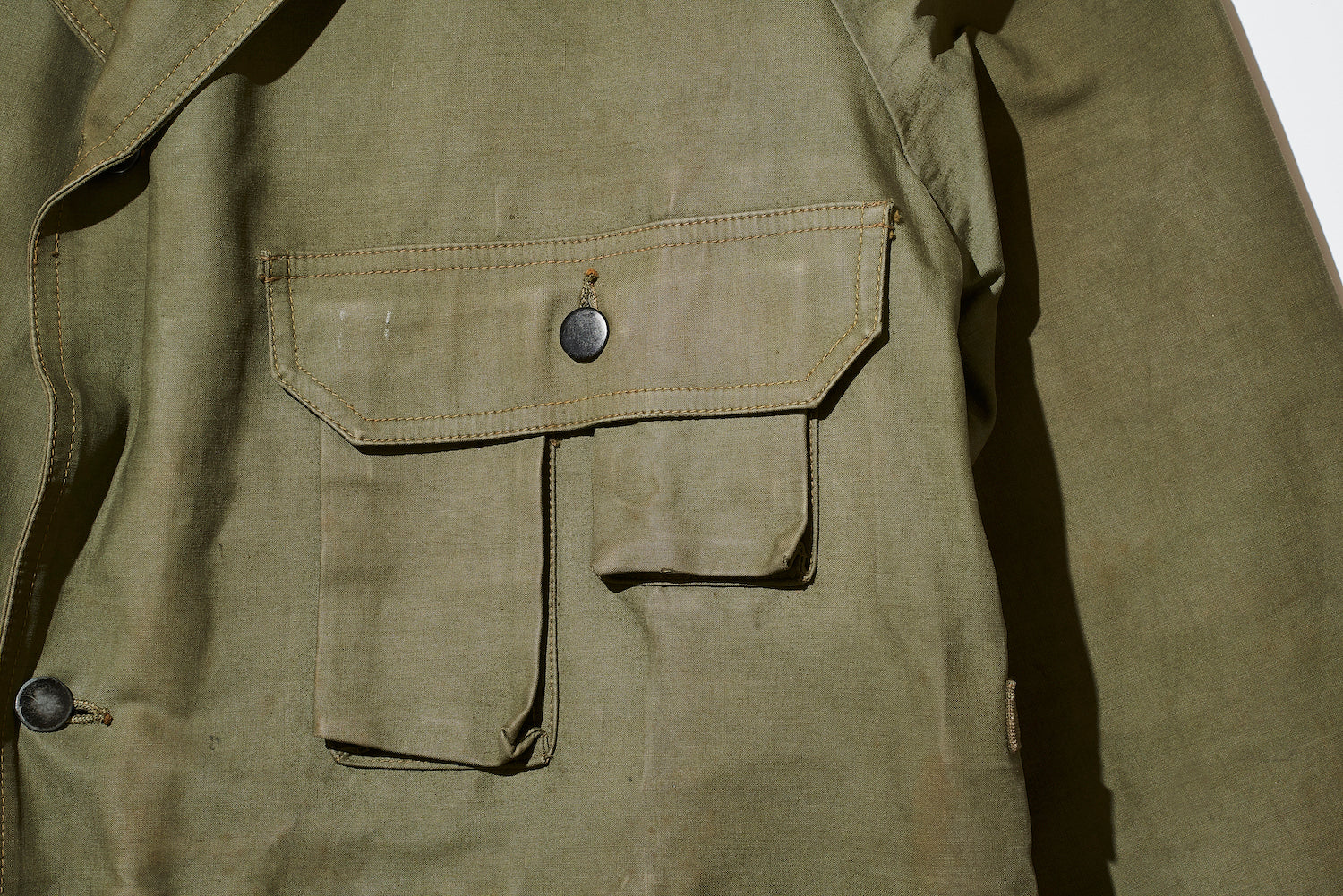 The deformed pocket on the left chest has two compartments and a flap. CH Masland & Sons often features this unique design on their other items.