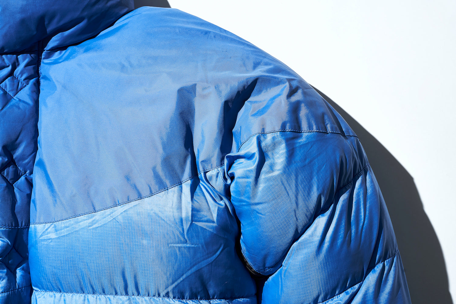 The shoulder yoke is made of Gore-Tex® of the same color. The rounded shape is also distinctive.