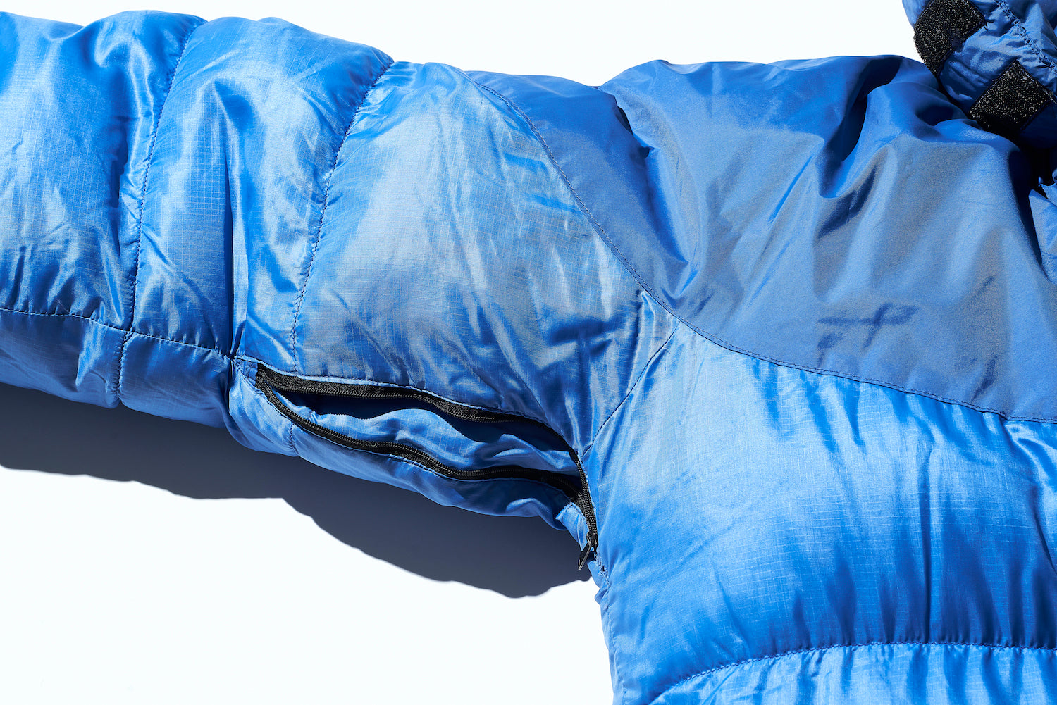 Ventilation zippers under the arms allow you to regulate temperature.