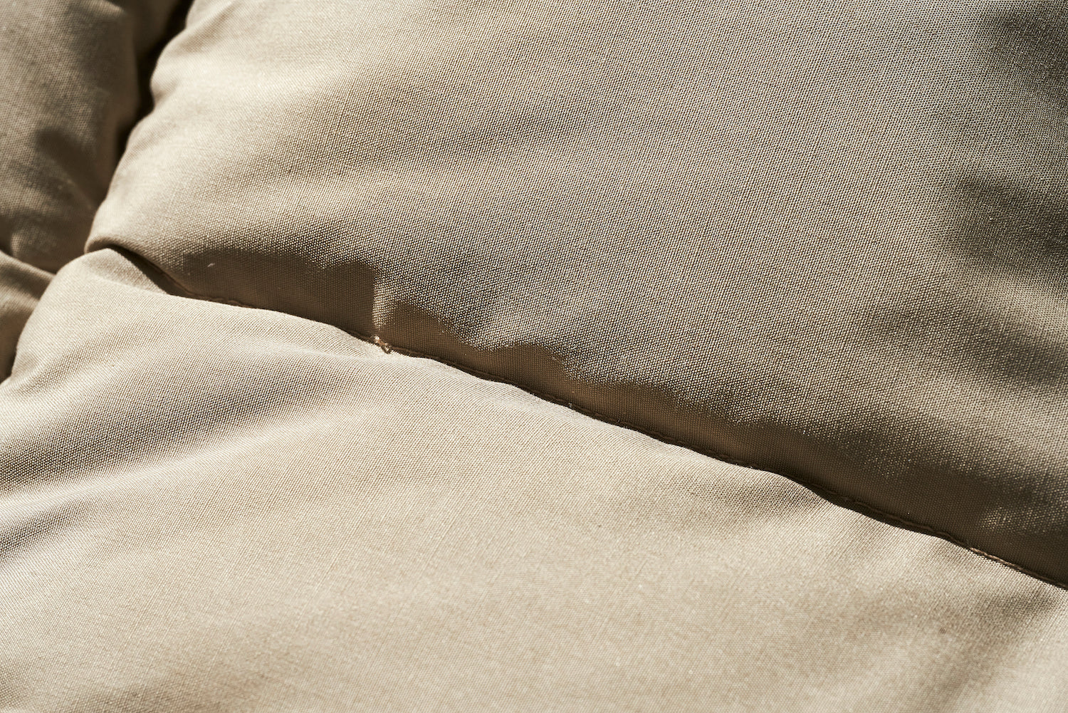 The outer shell is made of Bayhead cloth, a mixture of 65% polyester and 35% cotton, and its most notable feature is the double-layered down bag.