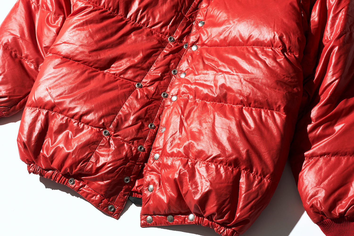 The front opening has no zipper but snap buttons, which allows you to adjust the width of the body, and when you sleep in the sleeping bag, you can fasten the front button and tuck your arms into the body to keep you warm.