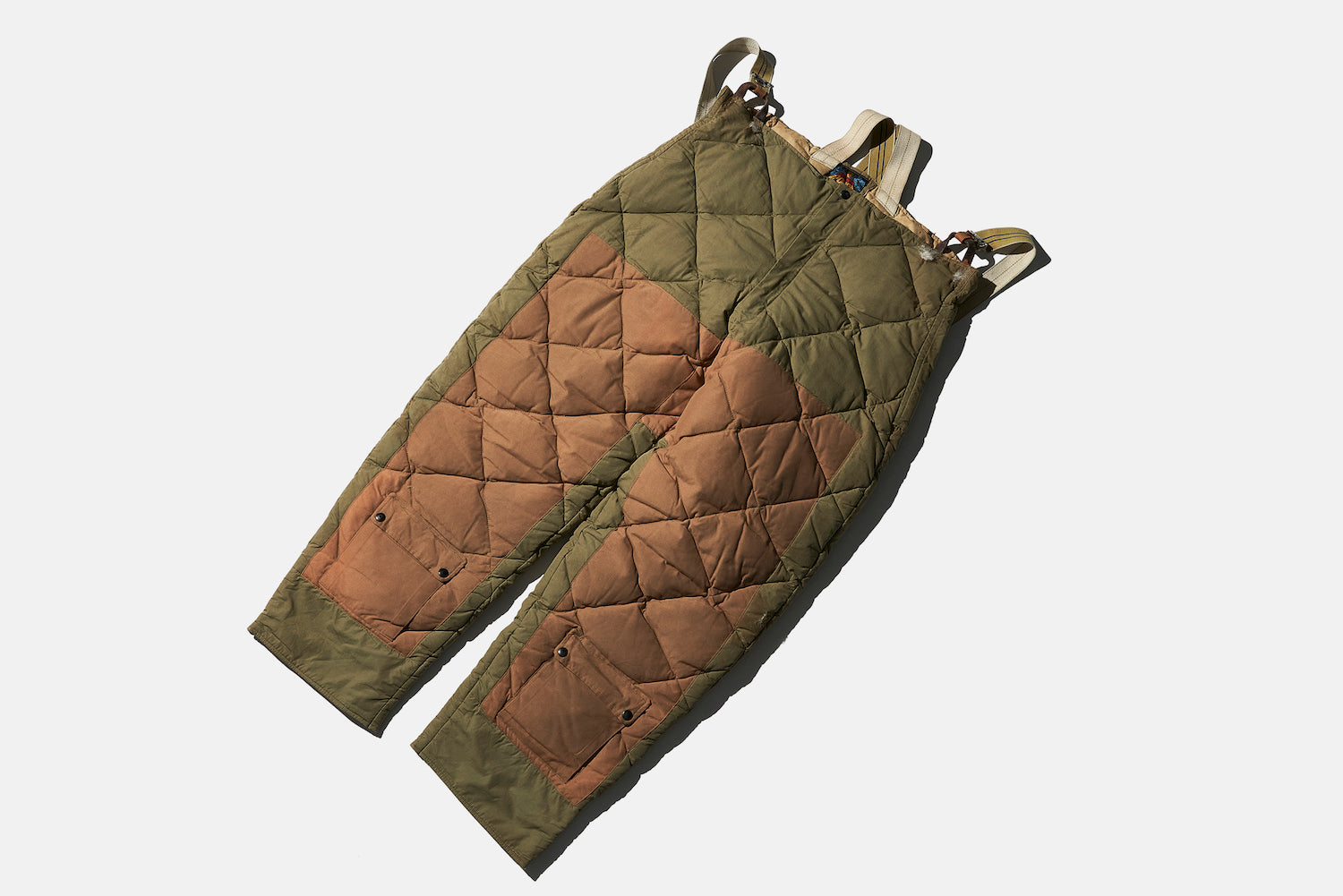 These pants can be worn as a set with the jacket. Like the jacket, they are made of duck fabric for reinforcement from the thighs down to the knees.