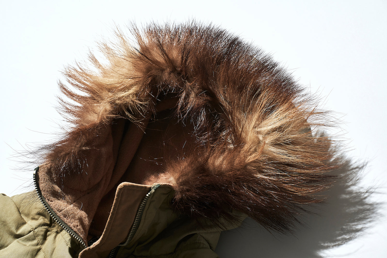 The hood is luxuriously decorated with natural fur, and the inside is also lined with fur, making it extremely warm.