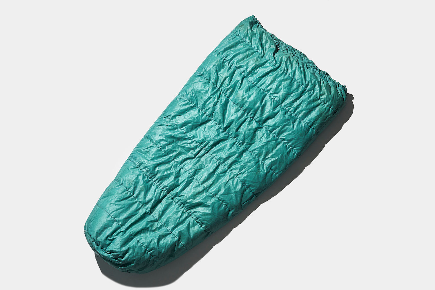 It also comes with a foot bag that can be used while wearing the survival suit.