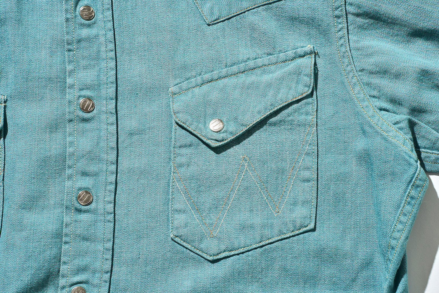 The diagonal pattern with the top of the pocket flap slanted outward was used until the end of the 1950s.