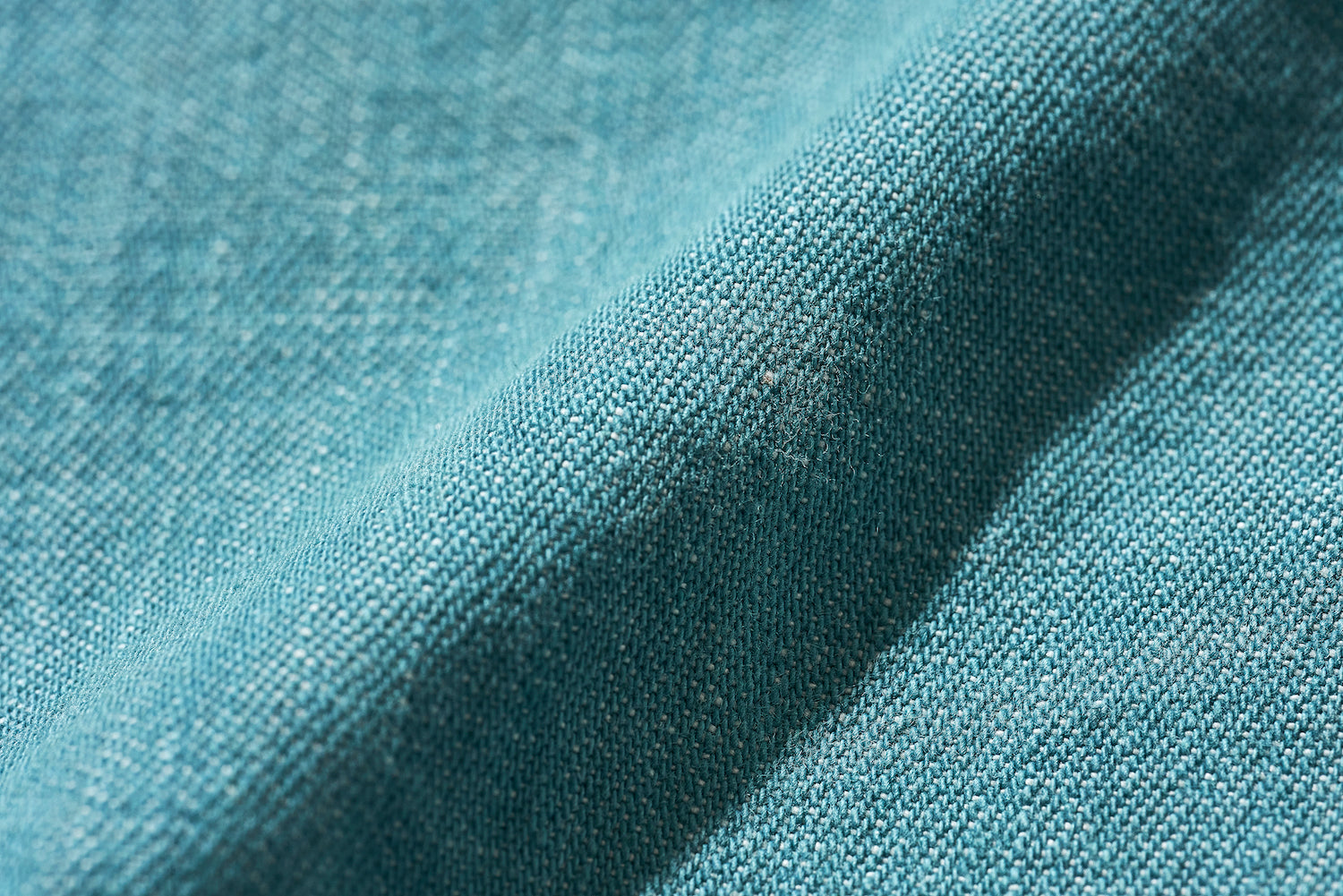 The green denim fabric is yarn-dyed, so you can enjoy the unique aging process that is unique to denim.