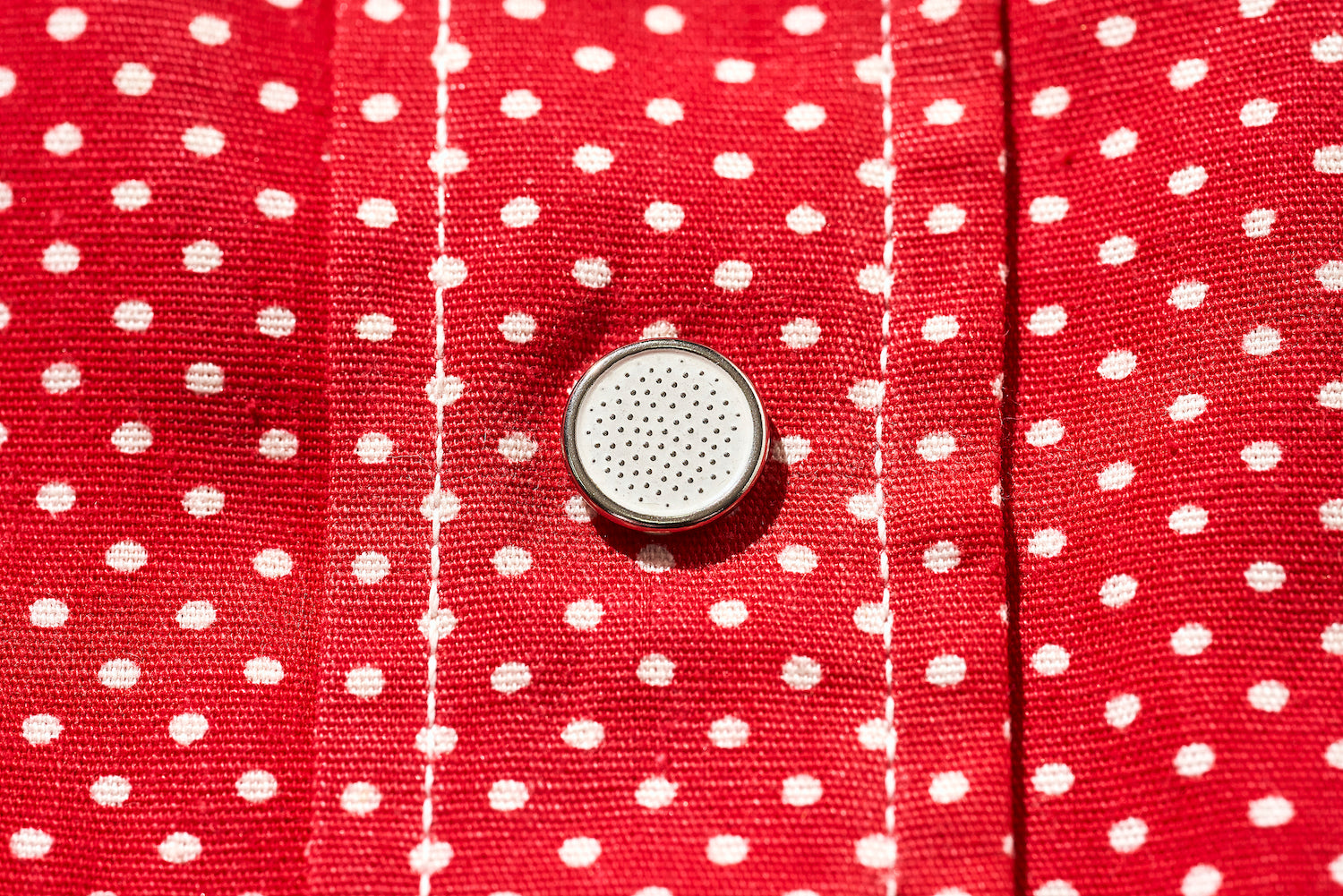 The buttons are plain painted white, a style that became mainstream after the 1960s, but was also seen in some areas in the 1950s.