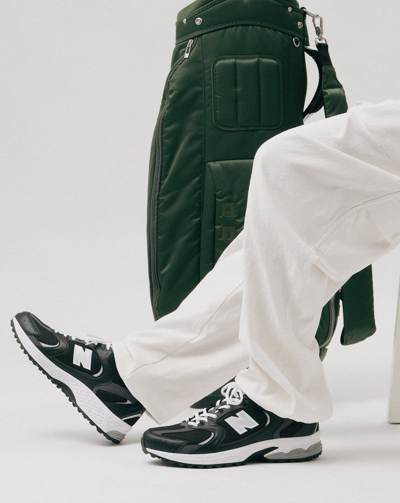 スパイクが取り付けられていないゴルフシューズだからスパイクレスシューズ。スパイク代わりに、アウトソールにはグリップ力の高いラグが採用されていて、​凹凸のある形状が特徴的。