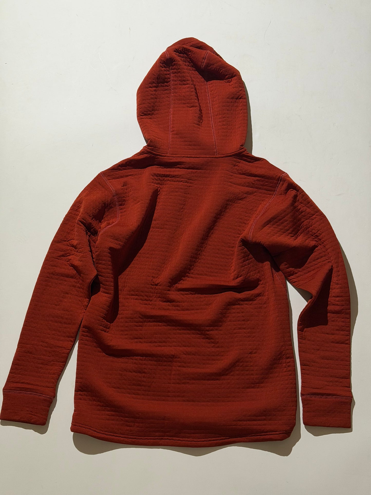 フイナム編集部：KARRIMORのパーカ