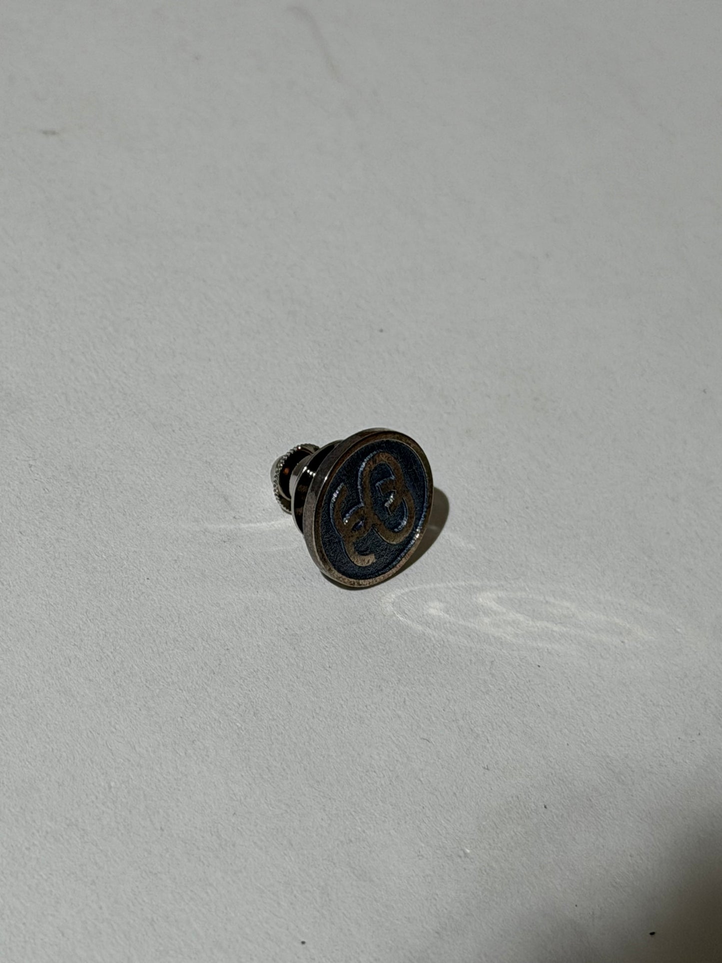 フイナム編集部：Stussy × JAM HOME MADEのピンバッジ