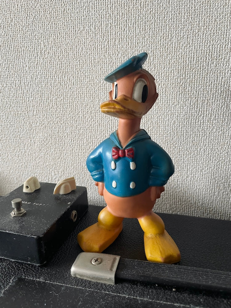LAのフリマで手に入れた、島津さんの生まれた年である1959年製のドナルドダックのおもちゃ。今は事務所に飾っている。