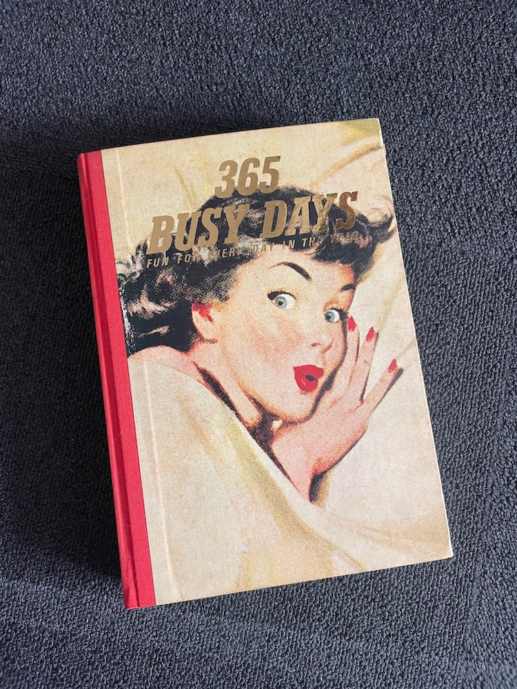 This diary, with 365 pages (365 days), was produced by Do! Family every year and distributed to customers. The specifications and binding are very elaborate, and this one is from 1980 and is dead stock owned by Shimazu.