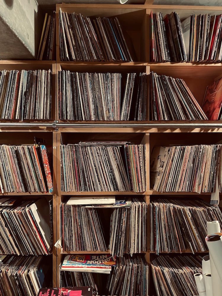 ベンチャーズの『Ventures In Japan』（1965）の赤盤が最初に手に入れたレコードというように、いまでもDJはレコードオンリー。ちなみに『Ventures In Japan』の赤盤は当時東芝にしかできない技術で、埼玉の川口工場でしか生産できなかったとか。写真は大貫さんの自宅地下にあるレコード部屋の一部です。