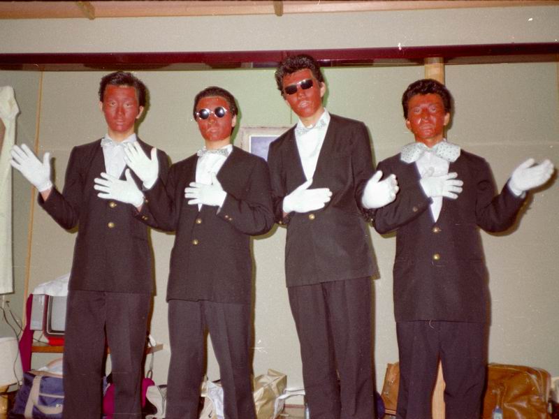 At the high school cultural festival, they performed Rats & Star. Kitamura is second from the left and played the role of Masashi Tashiro.