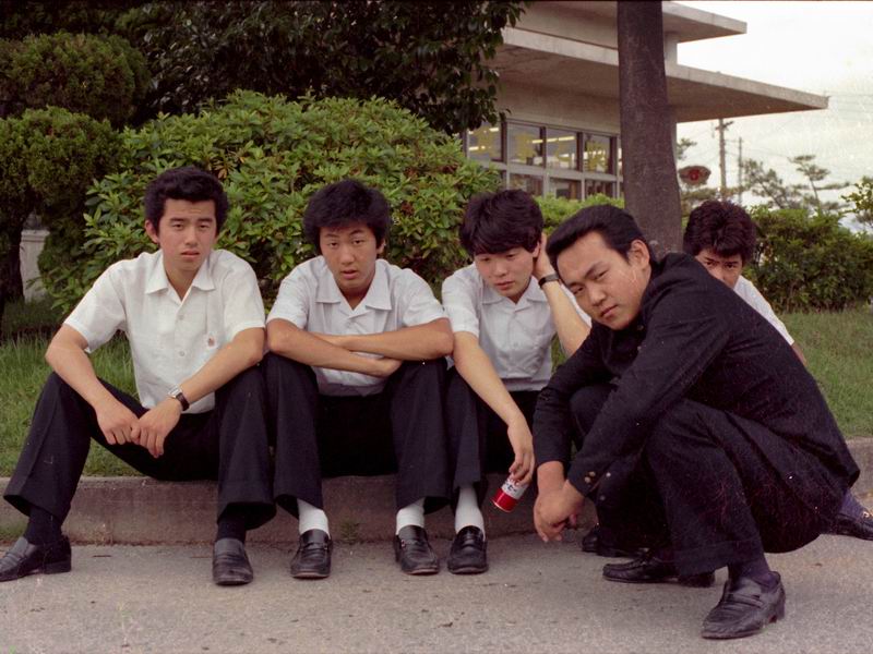 This photo was taken during his high school days. It evokes the good old Showa era, when yankii, an endangered species in the Reiwa era, were commonplace.
