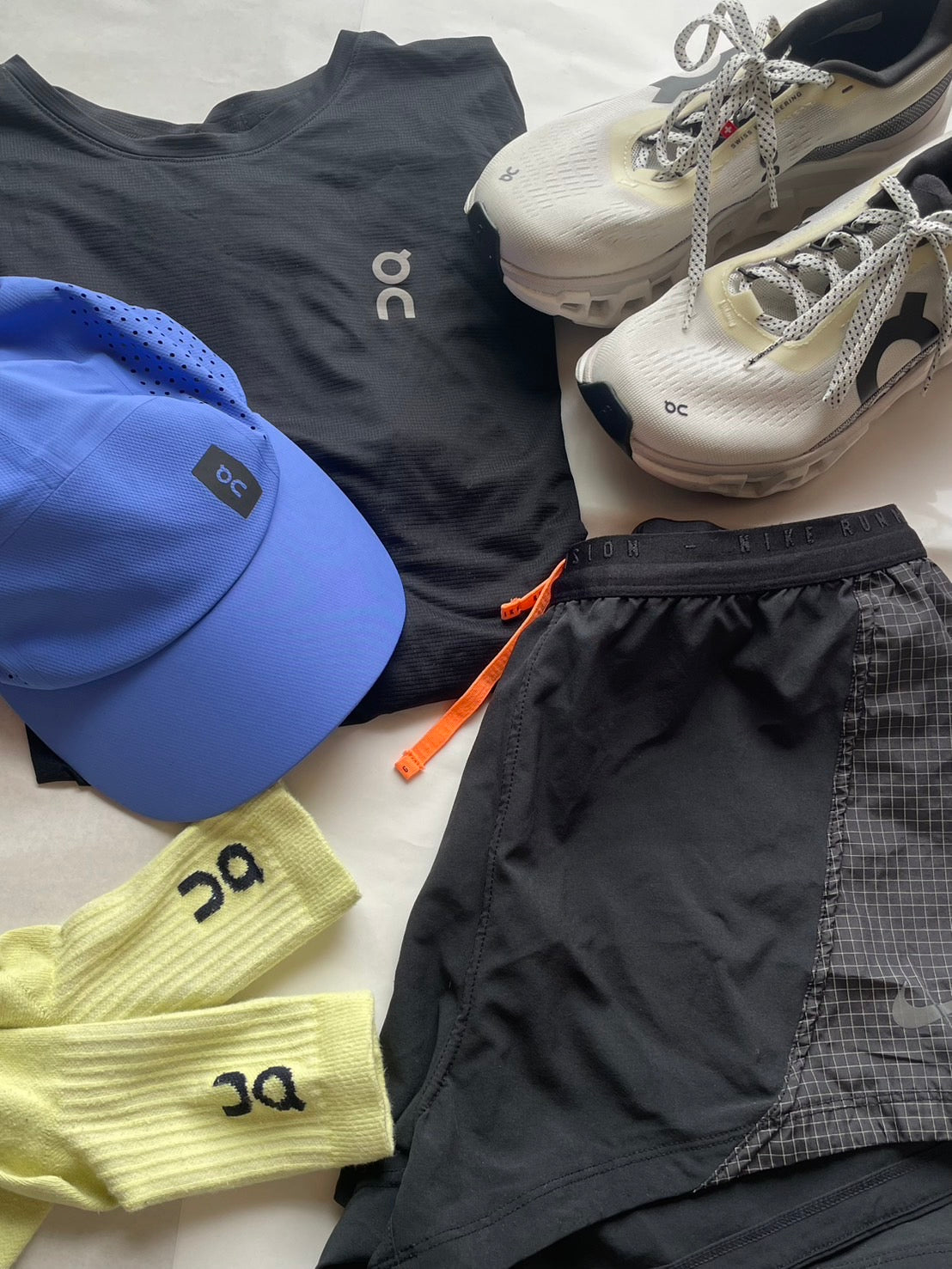 -東さんの私物-​〈オン〉のキャップ、Tシャツ、シューズ、ソックス、〈ナイキ〉のショーツ